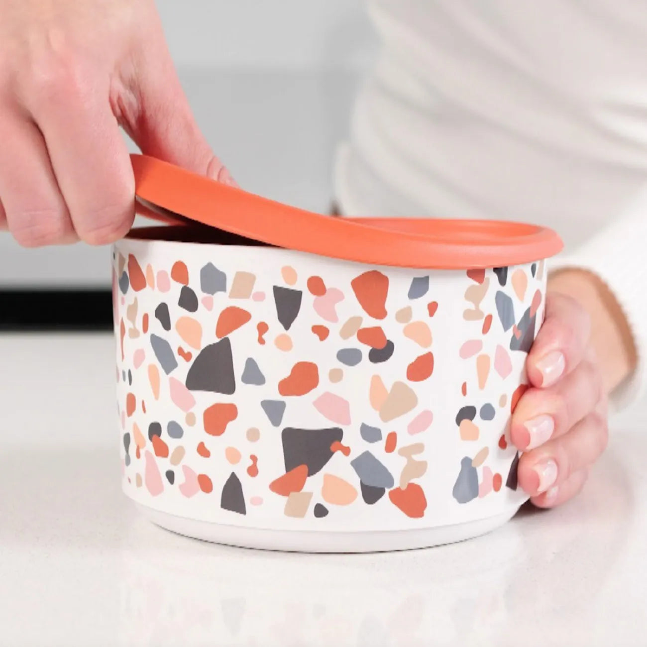 One Touch Runde 2L von der Marke Tupperware / Vorratsbehälter / Aufbewahrungsbehälter / Trockenvorratsbehälter / Luftdichtschließender Deckel / einfaches öffnen und schließen / Hier direkt online kaufen