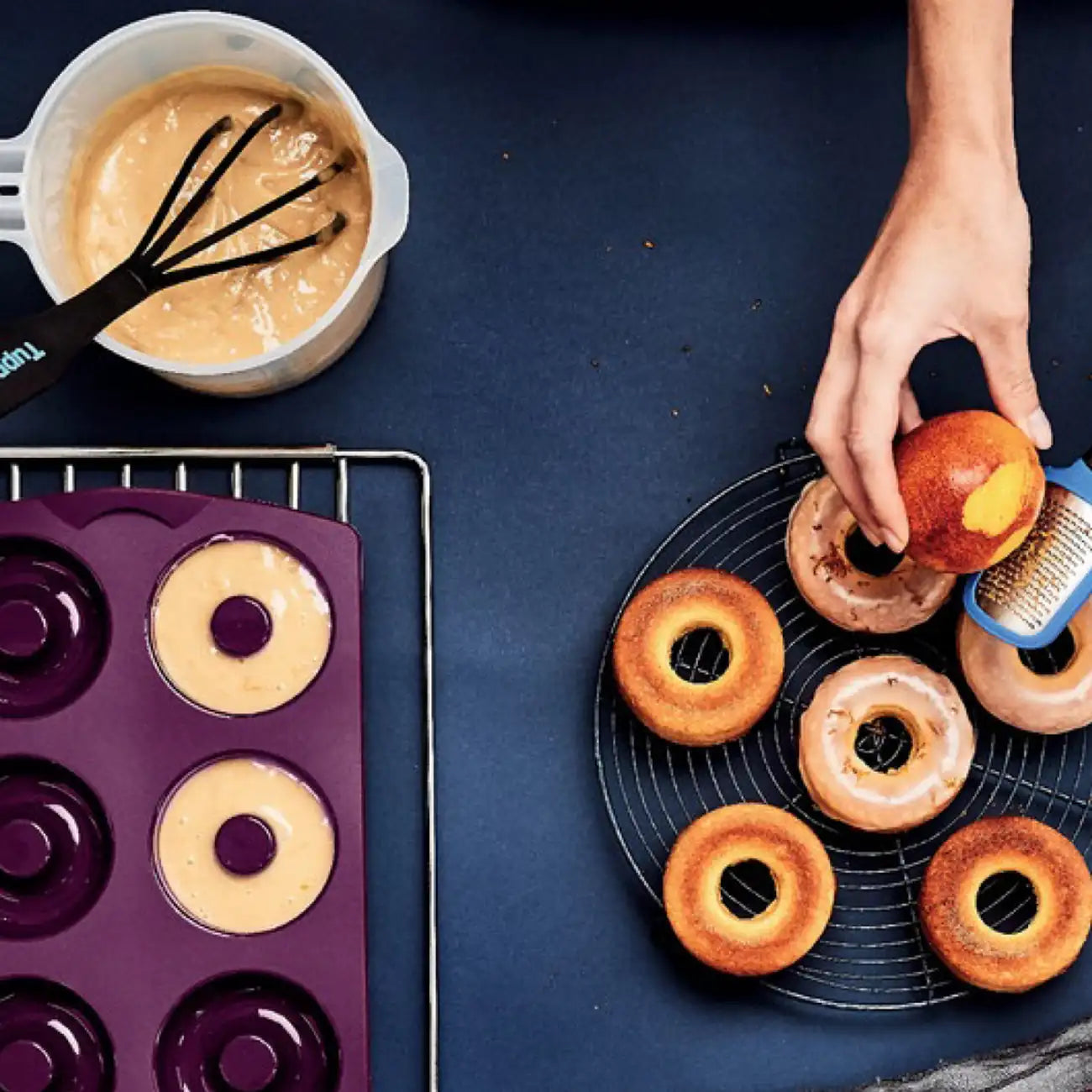 Silikonform Diabolo von der Marke Tupperware / mit idealen Antihafteigenschaften / Donut form / Silikon Backform für Donuts, Bagels, Eierspeisen, Grischiche Ringe und vieles mehr / Hier direkt online kaufen