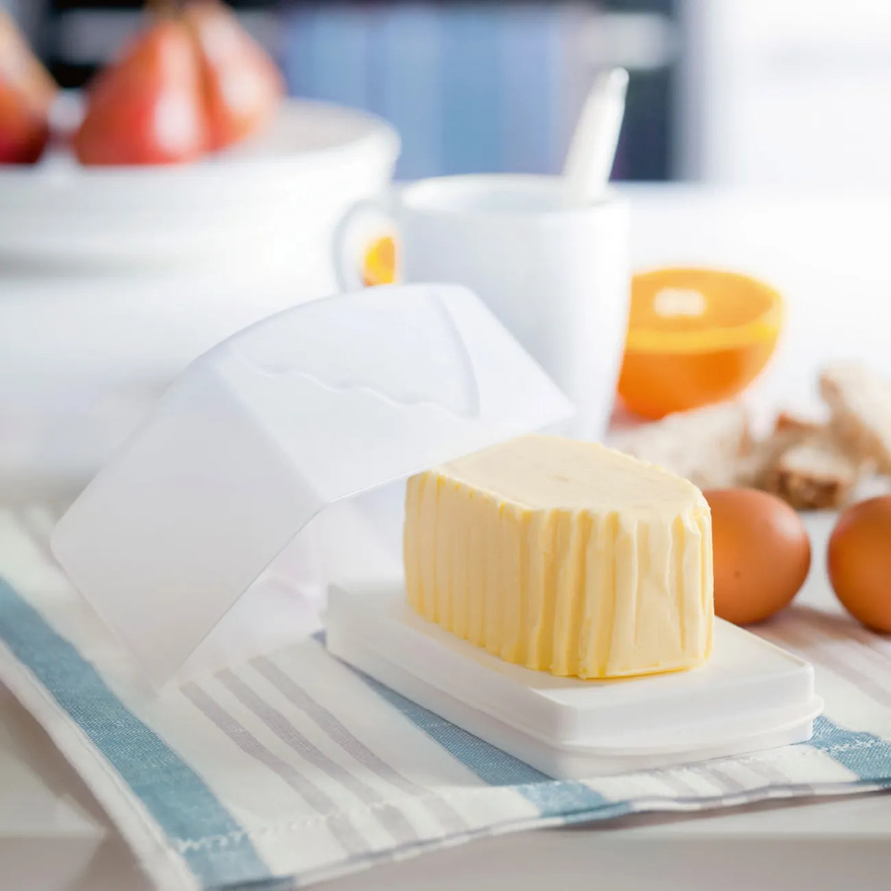 Butterdose Junge Welle von der Marke Tupperware / in der Farbe Weiß / Praktische & Stilvolle Butterdose / Für 455g Butter oder Margarine / Auch perfekt für Käse geeignet / leicht zu tragen / Hier direkt online kaufen