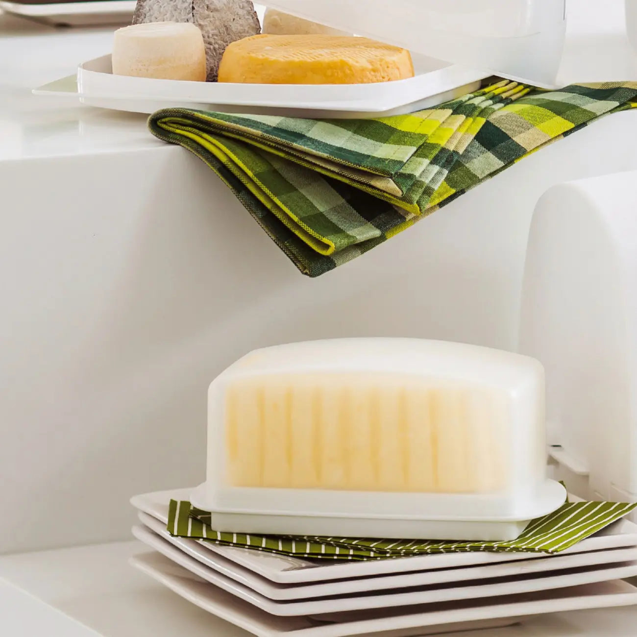Butterdose Junge Welle von der Marke Tupperware / in der Farbe Weiß / Praktische & Stilvolle Butterdose / Für 455g Butter oder Margarine / Auch perfekt für Käse geeignet / leicht zu tragen / Hier direkt online kaufen