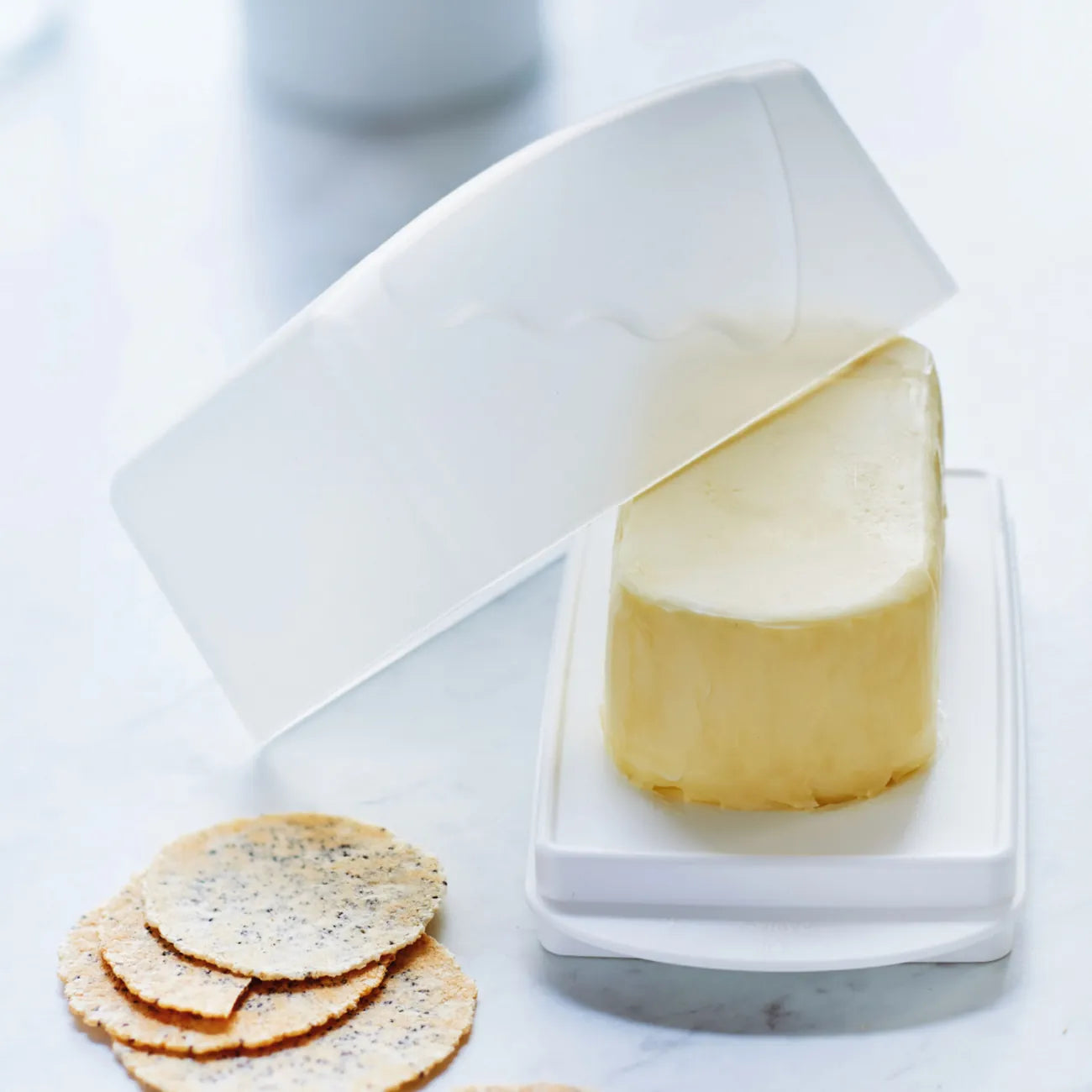 Butterdose Junge Welle von der Marke Tupperware / in der Farbe Weiß / Praktische & Stilvolle Butterdose / Für 455g Butter oder Margarine / Auch perfekt für Käse geeignet / leicht zu tragen / Hier direkt online kaufen