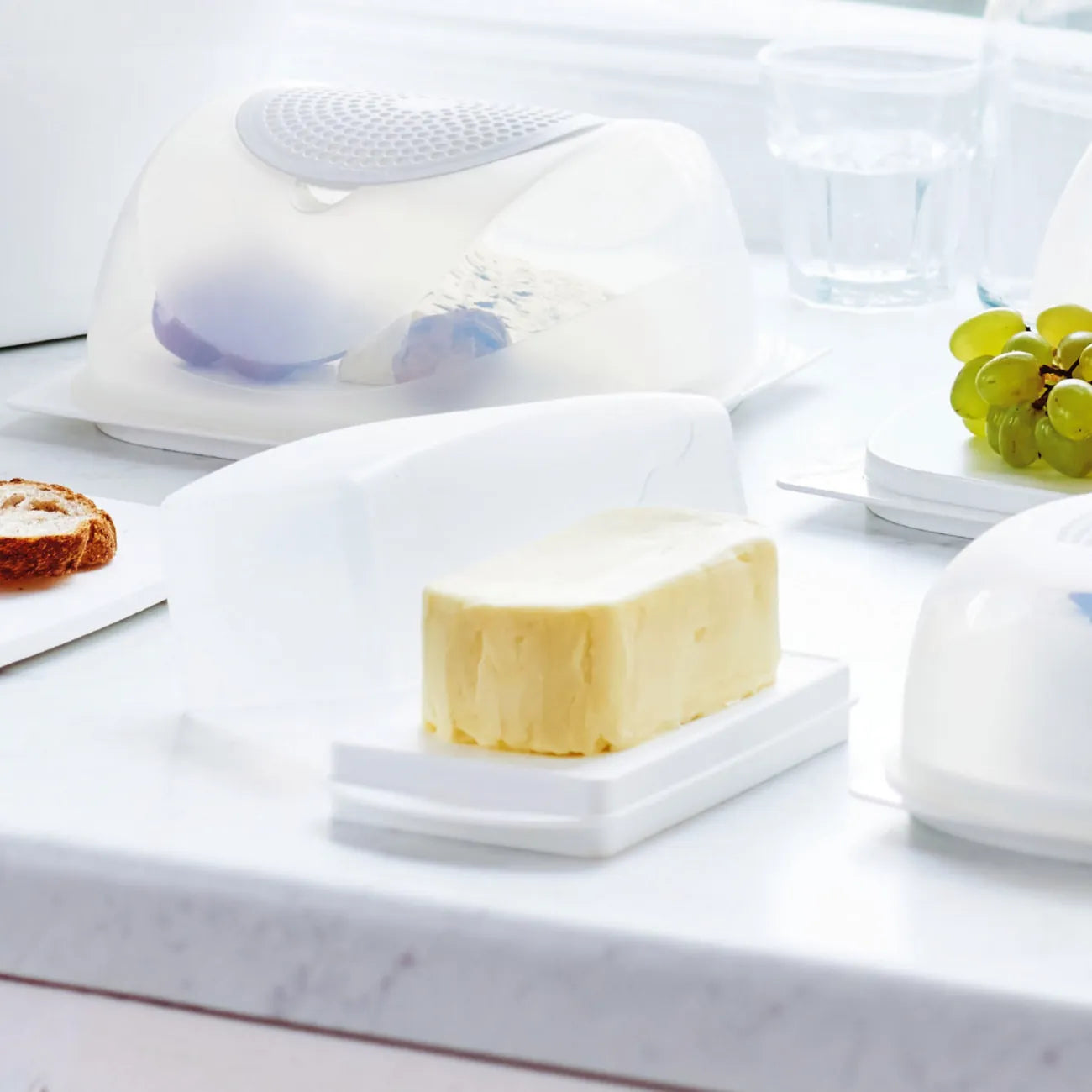 Butterdose Junge Welle von der Marke Tupperware / in der Farbe Weiß / Praktische & Stilvolle Butterdose / Für 455g Butter oder Margarine / Auch perfekt für Käse geeignet / leicht zu tragen / Hier direkt online kaufen