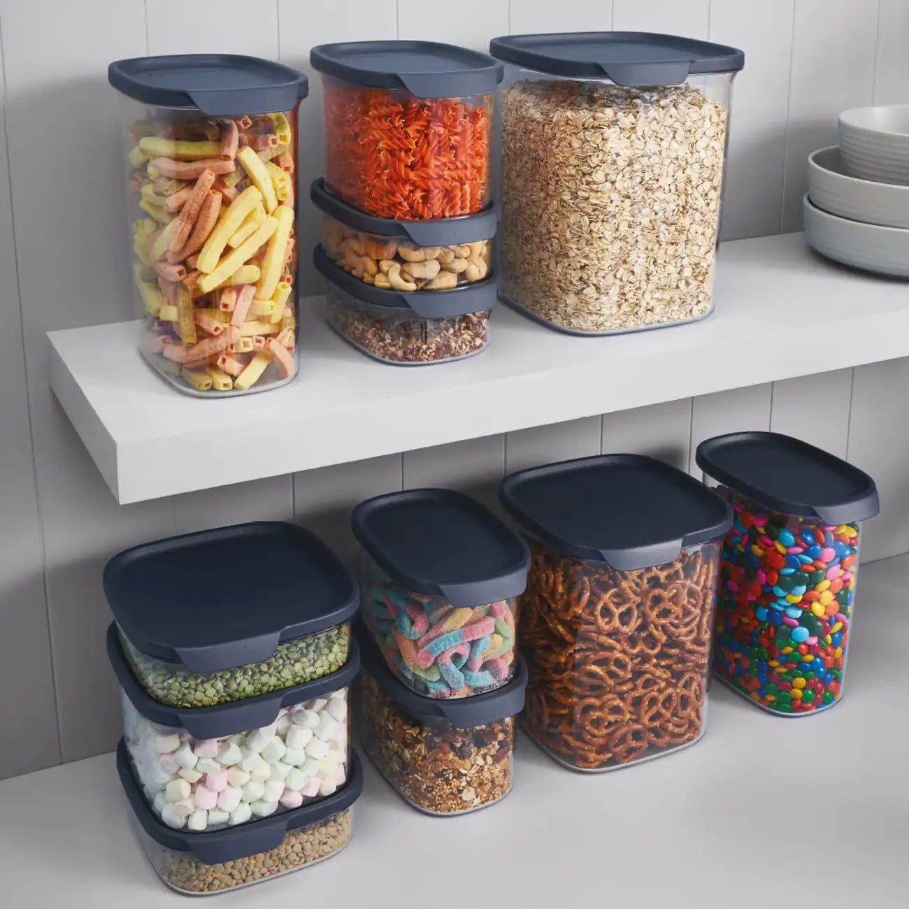 Ultra Clear 2,2l in Oval von der Marke Tupperware / alles Frisch und Ordentlich Aufbewahren / zum Aufbewahren von Großen Mengen / aus durchsichtigem Material / modular Stapelbar / luftdichte und leicht zu öffnende Deckel / Beispielbild Behälter im Vorratsschrank Sortiert / Hier direkt online kaufen