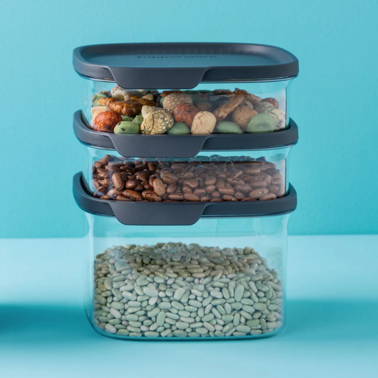 Ultra Clear 1,7l in eckig von der Marke Tupperware / Elegant und Langlebig / Stapelbar / mit Luft und Aromadichtem Deckel / leicht zu öffnen / Klarsicht Behälter / Perfekt für Kühlschrank, Arbeitsplatte und Vorratskammer / Beispielbild Stapelbar / Hier direkt online kaufen