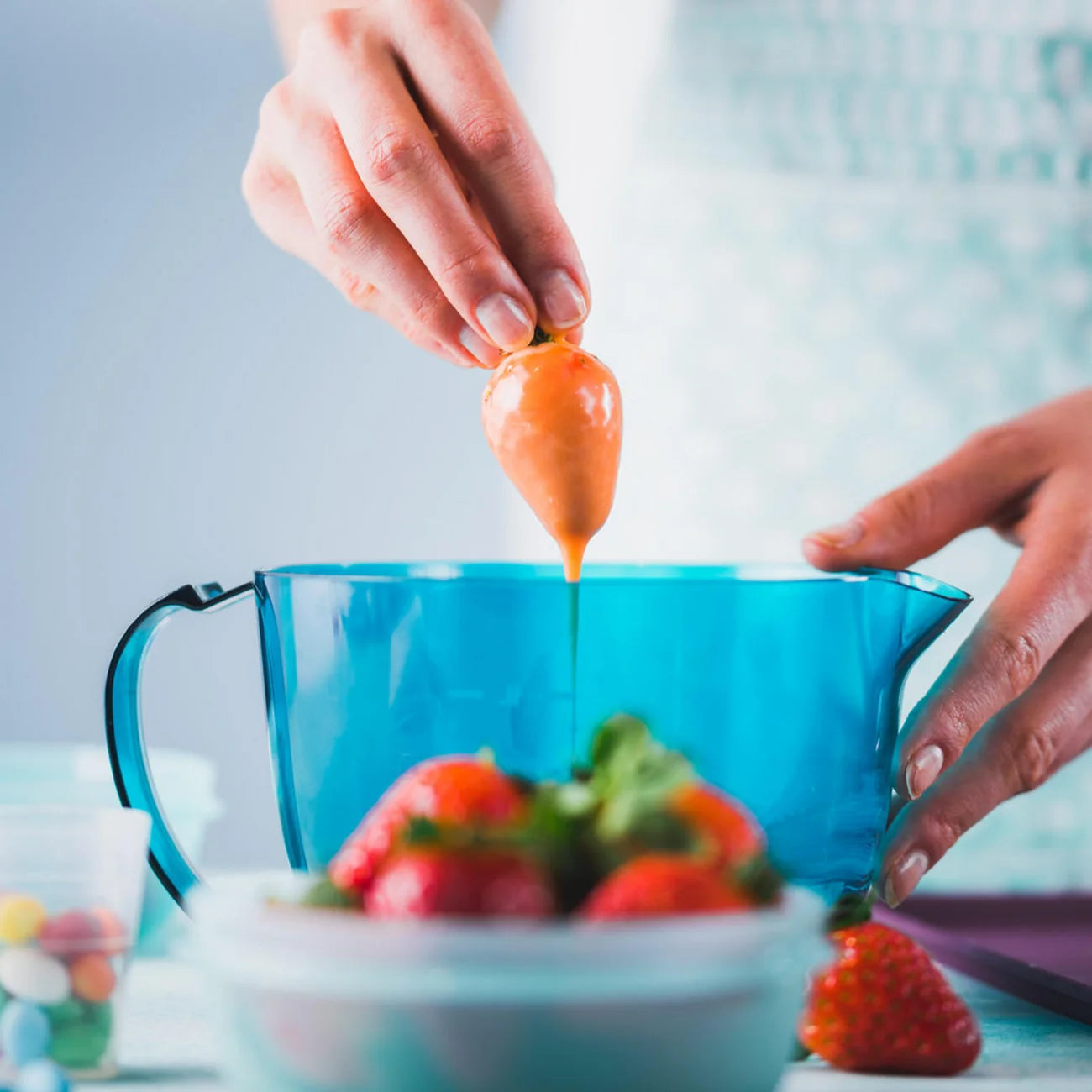 Tupperware MicroCook 1-l-Kanne Mikrowellen Kanne, ideal zum Mikrowellengaren, Zubereiten und Schokolade schmelzen. Hier werden Erdbeeren einfach schokoliert.