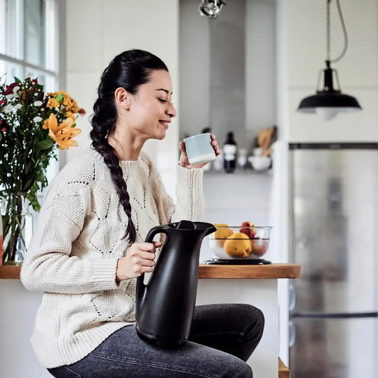 ThermoTup Kanne 1 L von der Marke Tupperware / in der Farbe Schwarz / Hält Getränke bis zu 12 Stunden länger heiß oder kühl / Isolierkanne / mit Cleverem Deckel für mehr Isolierung / mit Eleganten & modernen Design / Hier direkt online kaufen