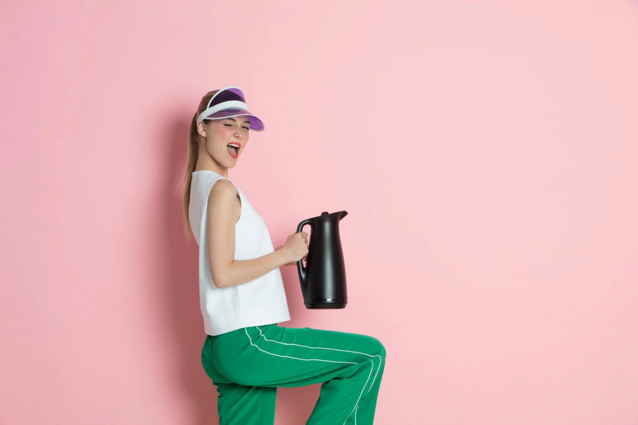 ThermoTup Kanne 1 L von der Marke Tupperware / in der Farbe Schwarz / Hält Getränke bis zu 12 Stunden länger heiß oder kühl / Isolierkanne / mit Cleverem Deckel für mehr Isolierung / mit Eleganten & modernen Design / Hier direkt online kaufen