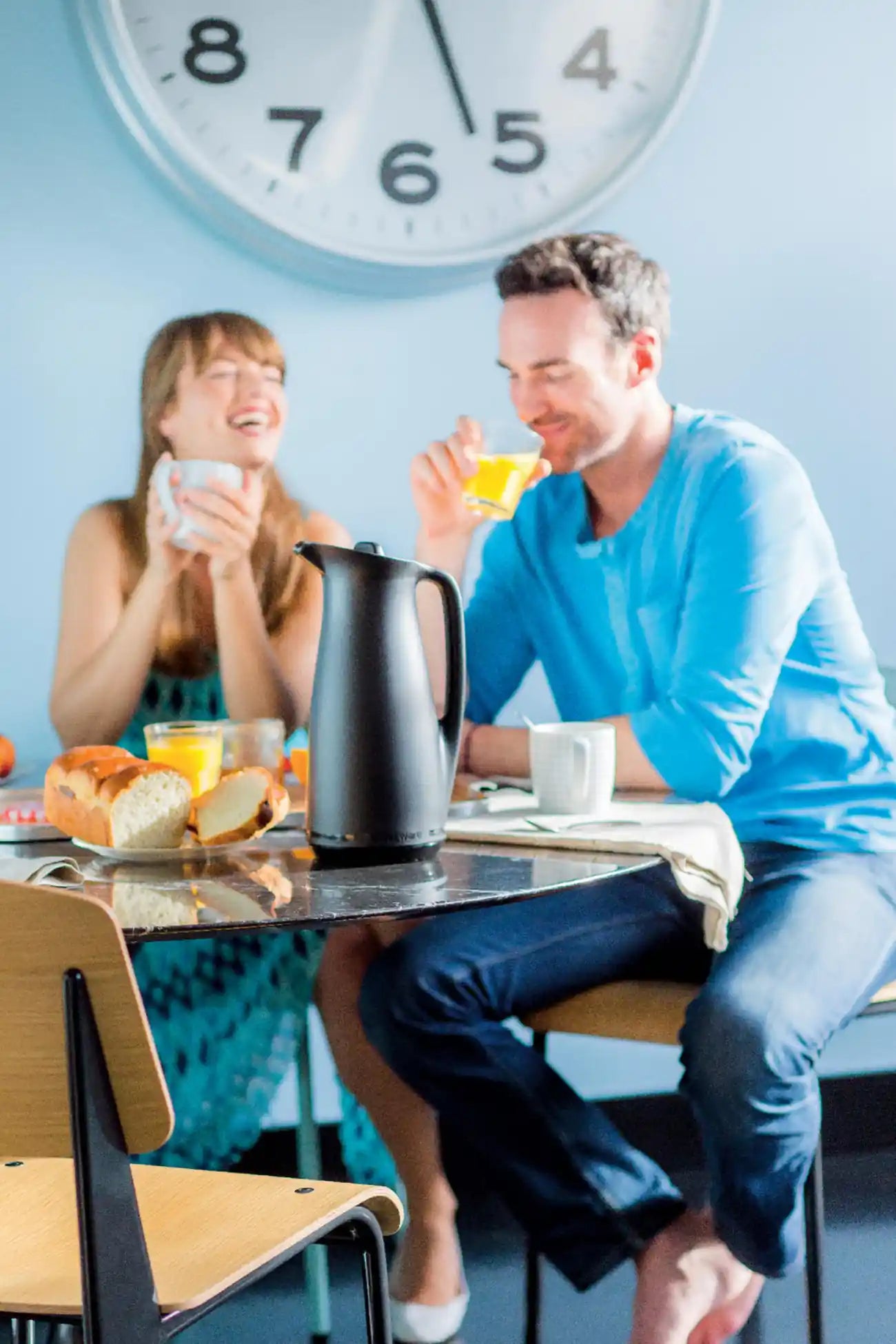 ThermoTup Kanne 1 L von der Marke Tupperware / in der Farbe Schwarz / Hält Getränke bis zu 12 Stunden länger heiß oder kühl / Isolierkanne / mit Cleverem Deckel für mehr Isolierung / mit Eleganten & modernen Design / Hier direkt online kaufen