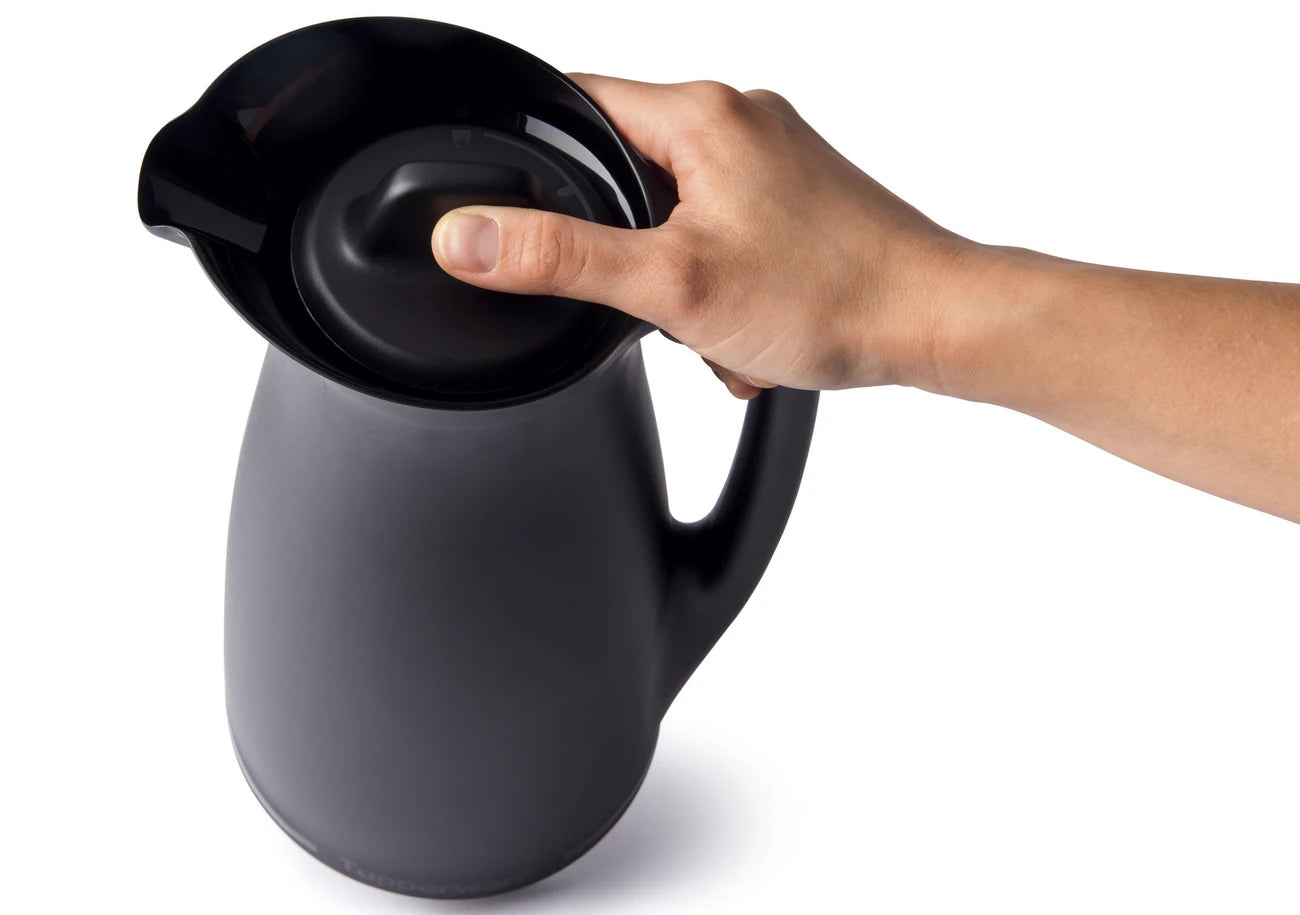 ThermoTup Kanne 1 L von der Marke Tupperware / in der Farbe Schwarz / Hält Getränke bis zu 12 Stunden länger heiß oder kühl / Isolierkanne / mit Cleverem Deckel für mehr Isolierung / mit Eleganten & modernen Design / Hier direkt online kaufen