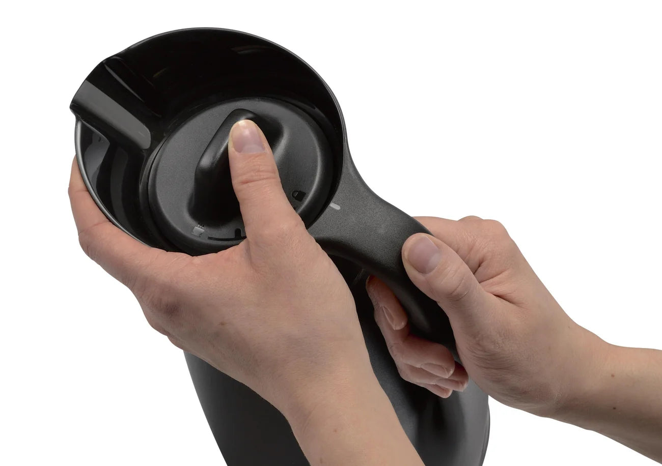 ThermoTup Kanne 1 L von der Marke Tupperware / in der Farbe Schwarz / Hält Getränke bis zu 12 Stunden länger heiß oder kühl / Isolierkanne / mit Cleverem Deckel für mehr Isolierung / mit Eleganten & modernen Design / Hier direkt online kaufen