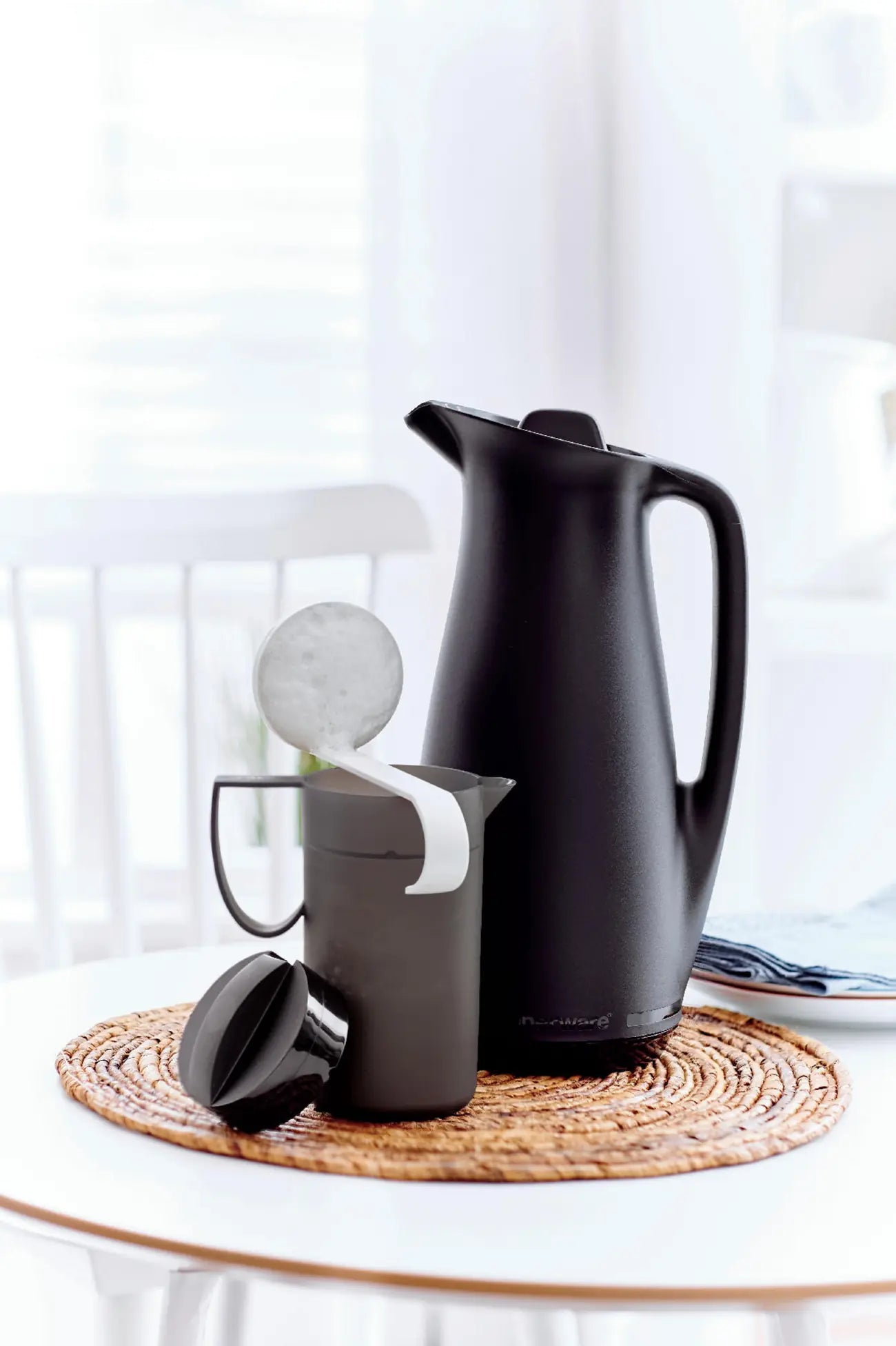 ThermoTup Kanne 1 L von der Marke Tupperware / in der Farbe Schwarz / Hält Getränke bis zu 12 Stunden länger heiß oder kühl / Isolierkanne / mit Cleverem Deckel für mehr Isolierung / mit Eleganten & modernen Design / Hier direkt online kaufen