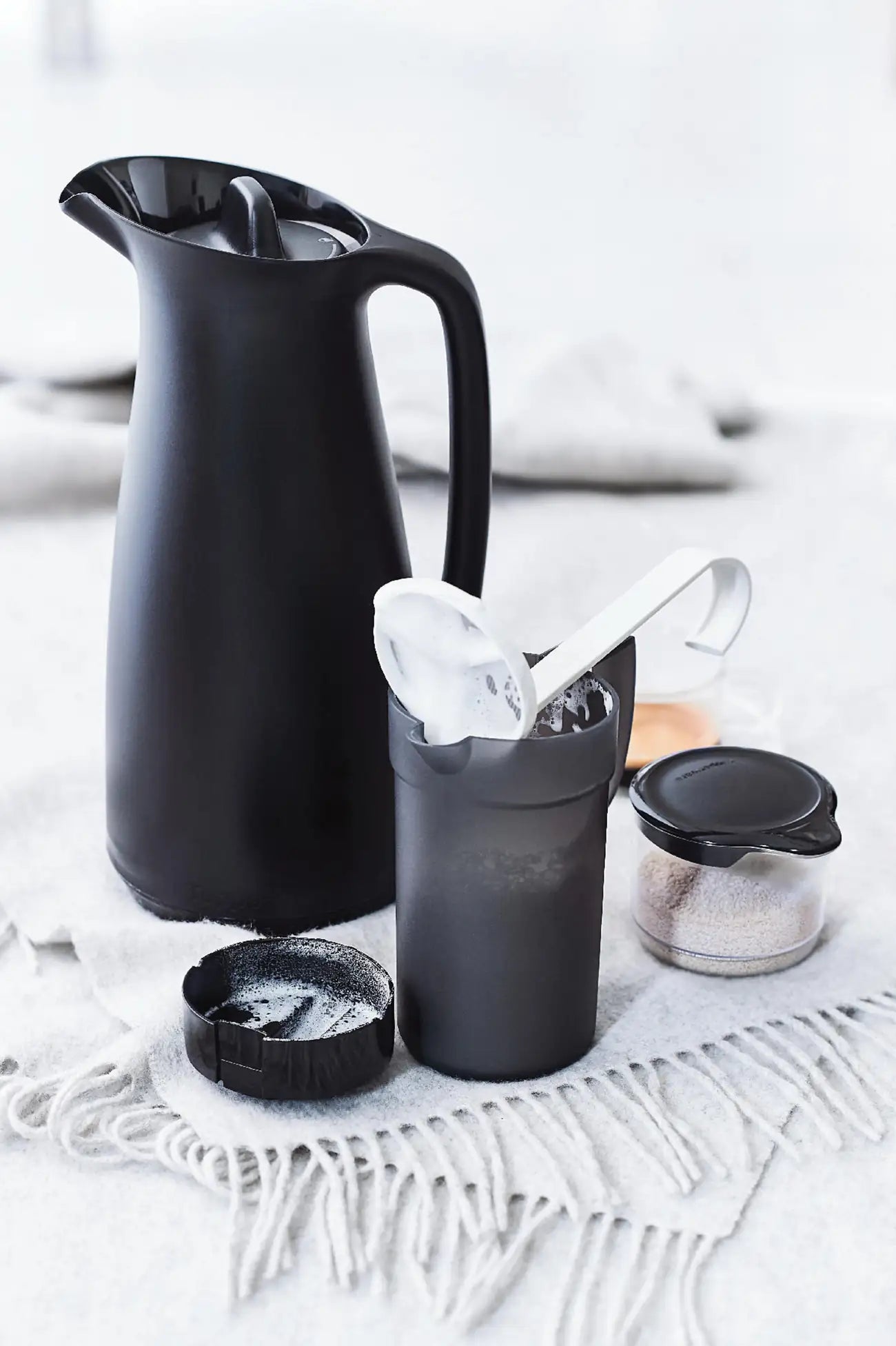 ThermoTup Kanne 1 L von der Marke Tupperware / in der Farbe Schwarz / Hält Getränke bis zu 12 Stunden länger heiß oder kühl / Isolierkanne / mit Cleverem Deckel für mehr Isolierung / mit Eleganten & modernen Design / Hier direkt online kaufen