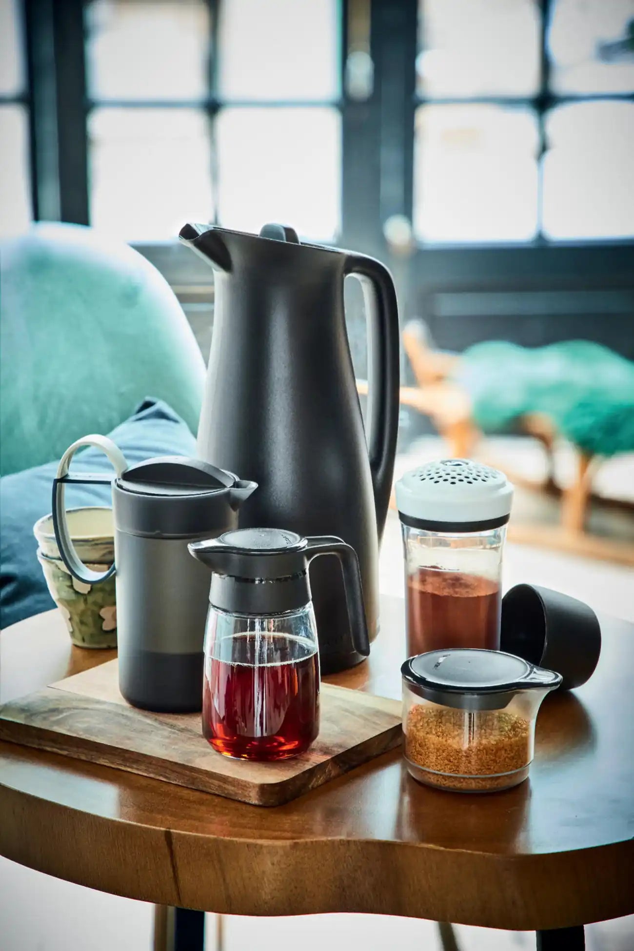 ThermoTup Kanne 1 L von der Marke Tupperware / in der Farbe Schwarz / Hält Getränke bis zu 12 Stunden länger heiß oder kühl / Isolierkanne / mit Cleverem Deckel für mehr Isolierung / mit Eleganten & modernen Design / Hier direkt online kaufen