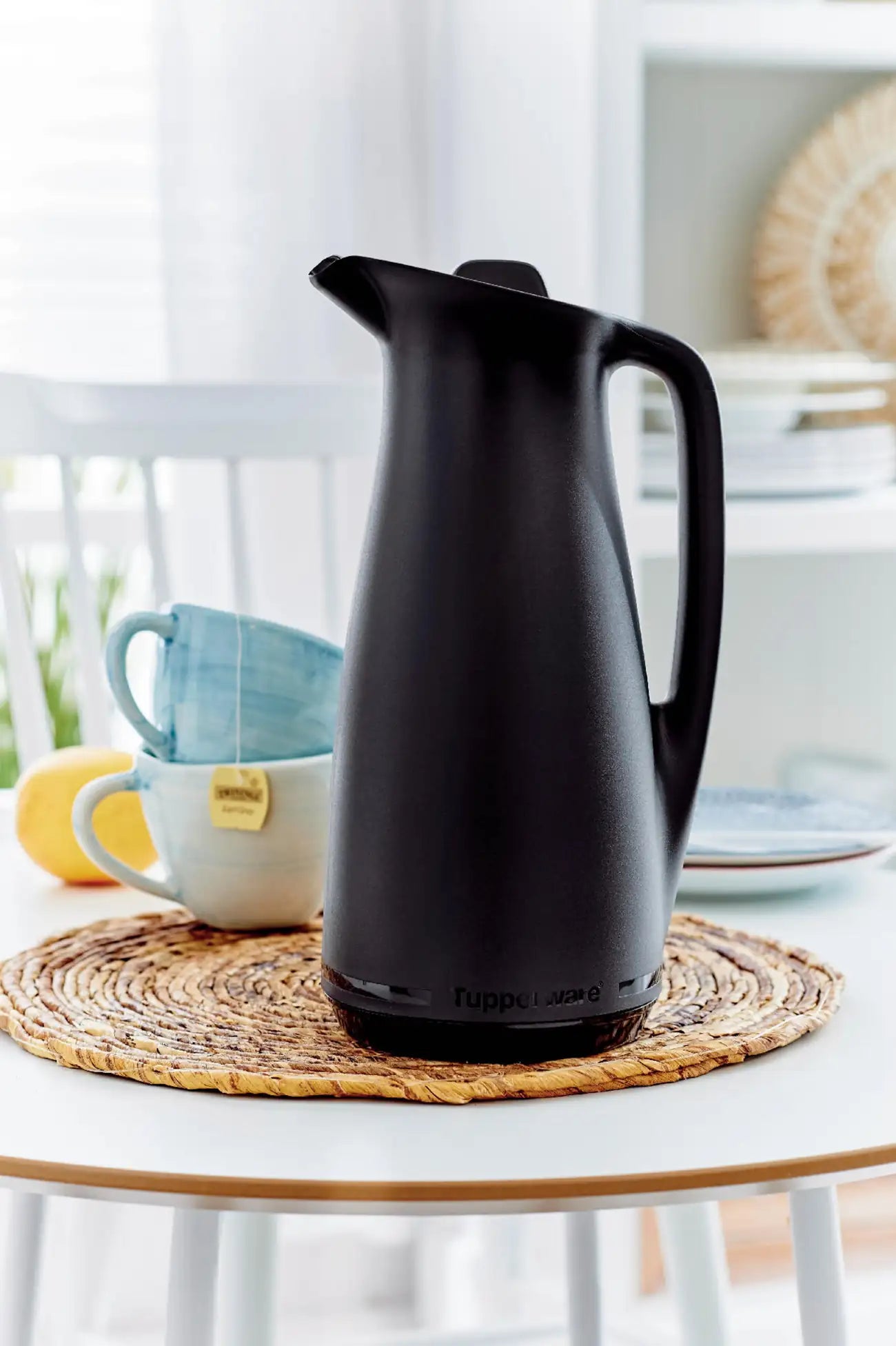 ThermoTup Kanne 1 L von der Marke Tupperware / in der Farbe Schwarz / Hält Getränke bis zu 12 Stunden länger heiß oder kühl / Isolierkanne / mit Cleverem Deckel für mehr Isolierung / mit Eleganten & modernen Design / Hier direkt online kaufen