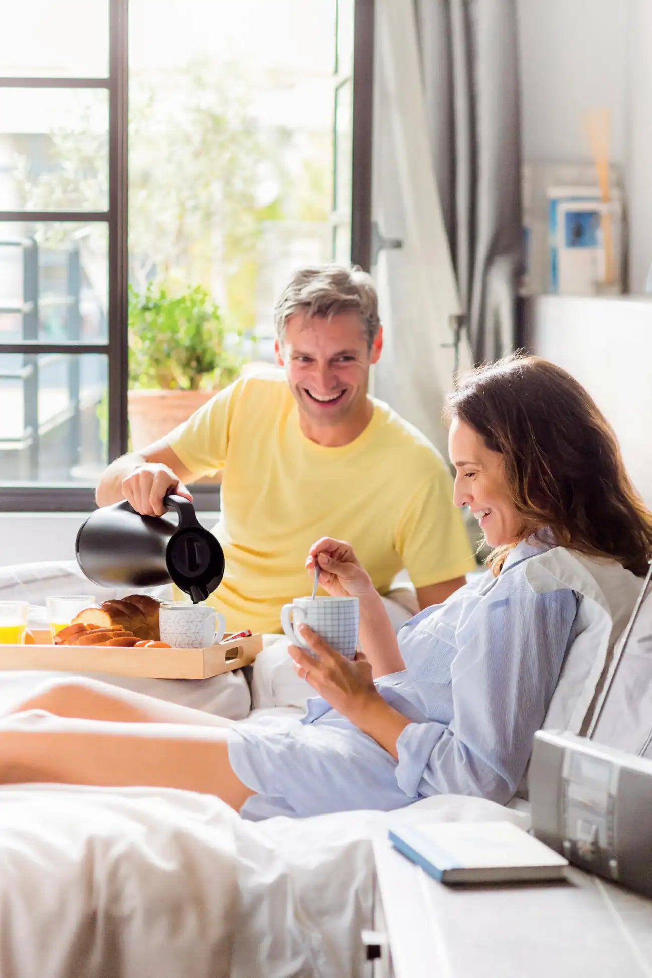 ThermoTup Kanne 1 L von der Marke Tupperware / in der Farbe Schwarz / Hält Getränke bis zu 12 Stunden länger heiß oder kühl / Isolierkanne / mit Cleverem Deckel für mehr Isolierung / mit Eleganten & modernen Design / Hier direkt online kaufen