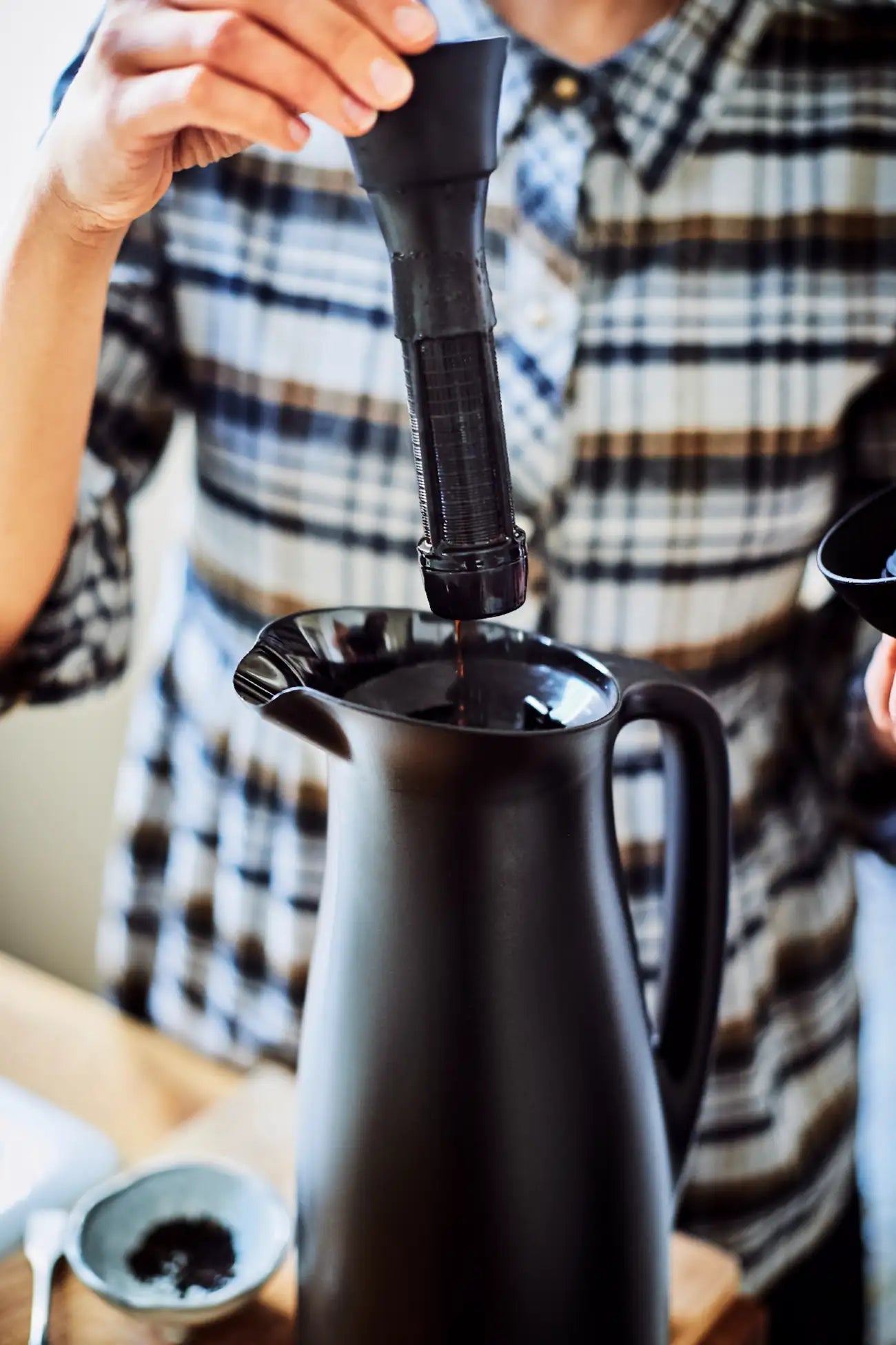 ThermoTup Kanne 1 L von der Marke Tupperware / in der Farbe Schwarz / Hält Getränke bis zu 12 Stunden länger heiß oder kühl / Isolierkanne / mit Cleverem Deckel für mehr Isolierung / mit Eleganten & modernen Design / Hier direkt online kaufen