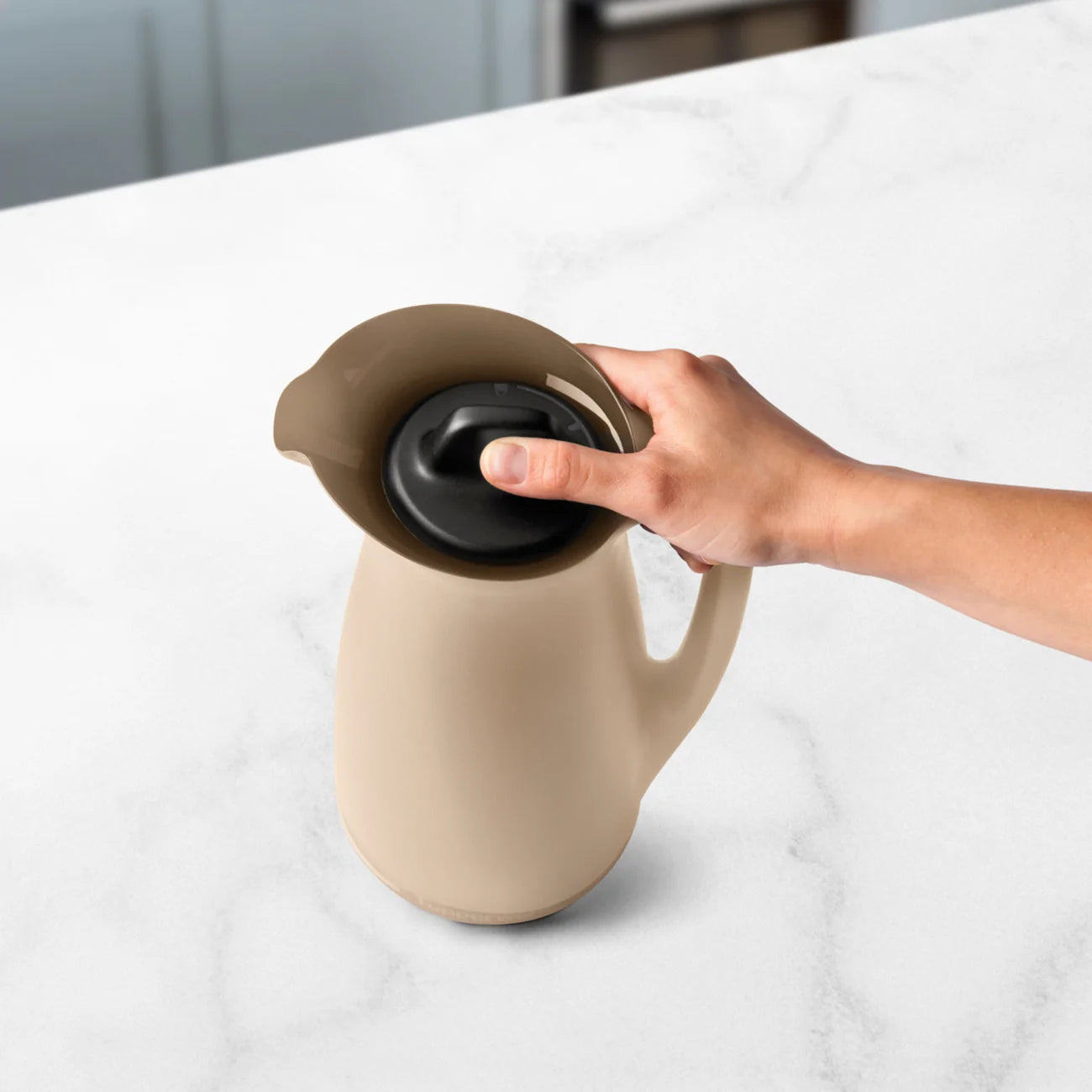 ThermoTup Kanne 1 L von der Marke Tupperware / in der Farbe Beige / Hält Getränke bis zu 12 Stunden länger heiß oder kühl / Isolierkanne / mit Cleverem Deckel für mehr Isolierung / mit Eleganten & modernen Design / Hier direkt online kaufen