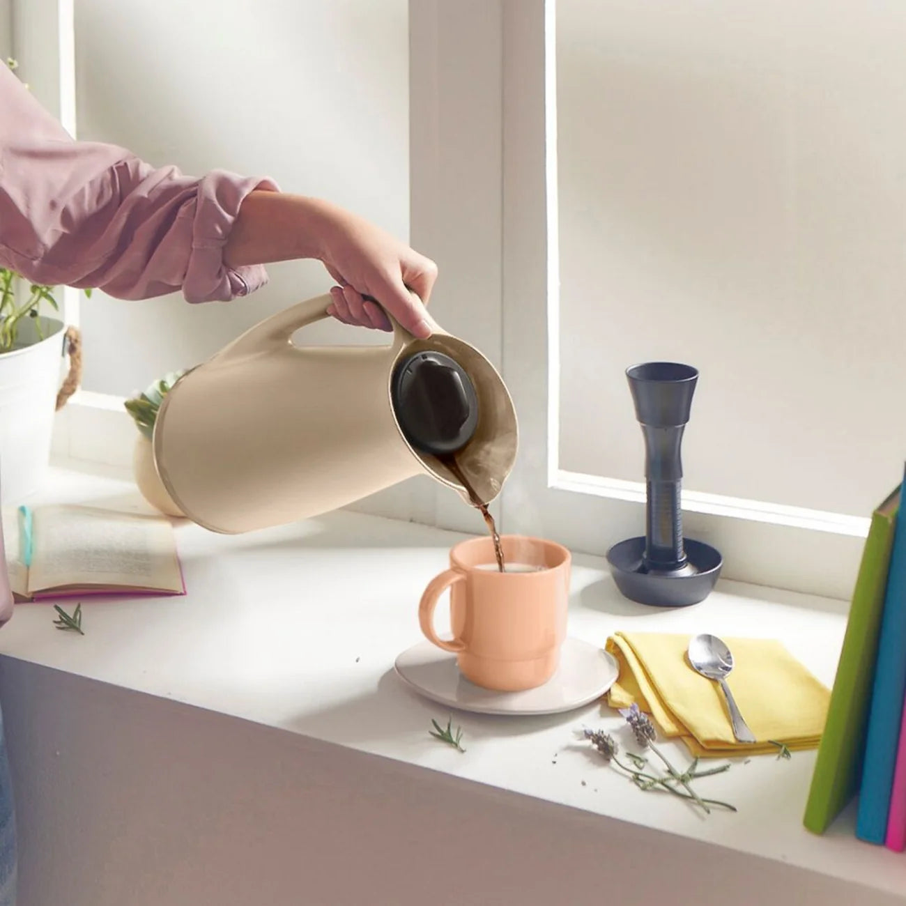 ThermoTup Kanne 1 L von der Marke Tupperware / in der Farbe Beige / Hält Getränke bis zu 12 Stunden länger heiß oder kühl / Isolierkanne / mit Cleverem Deckel für mehr Isolierung / mit Eleganten & modernen Design / Hier direkt online kaufen