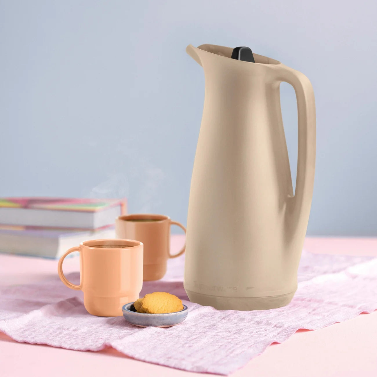 ThermoTup Kanne 1 L von der Marke Tupperware / in der Farbe Beige / Hält Getränke bis zu 12 Stunden länger heiß oder kühl / Isolierkanne / mit Cleverem Deckel für mehr Isolierung / mit Eleganten & modernen Design / Hier direkt online kaufen
