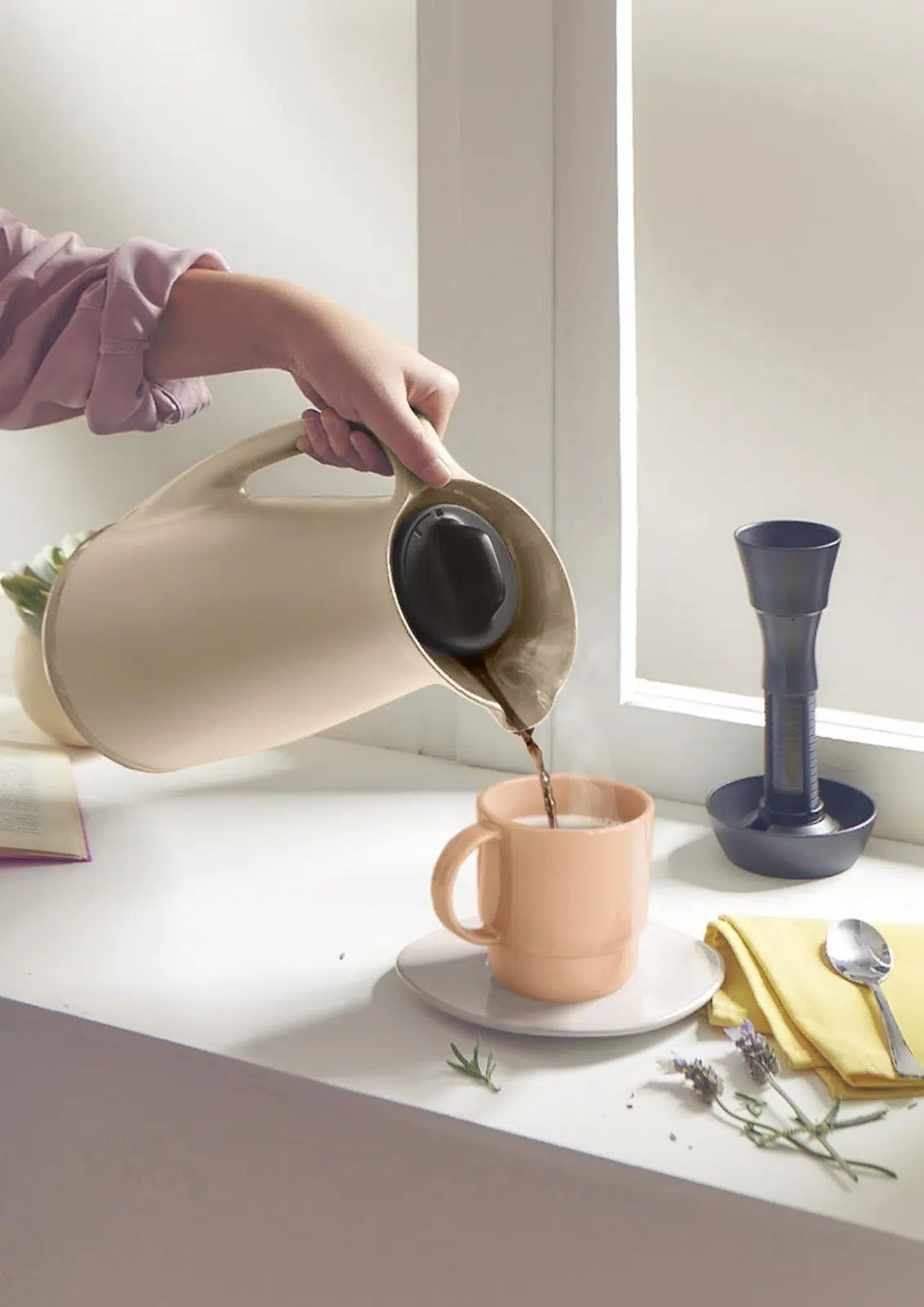 ThermoTup Kanne 1 L von der Marke Tupperware / in der Farbe Beige / Hält Getränke bis zu 12 Stunden länger heiß oder kühl / Isolierkanne / mit Cleverem Deckel für mehr Isolierung / mit Eleganten & modernen Design / Hier direkt online kaufen