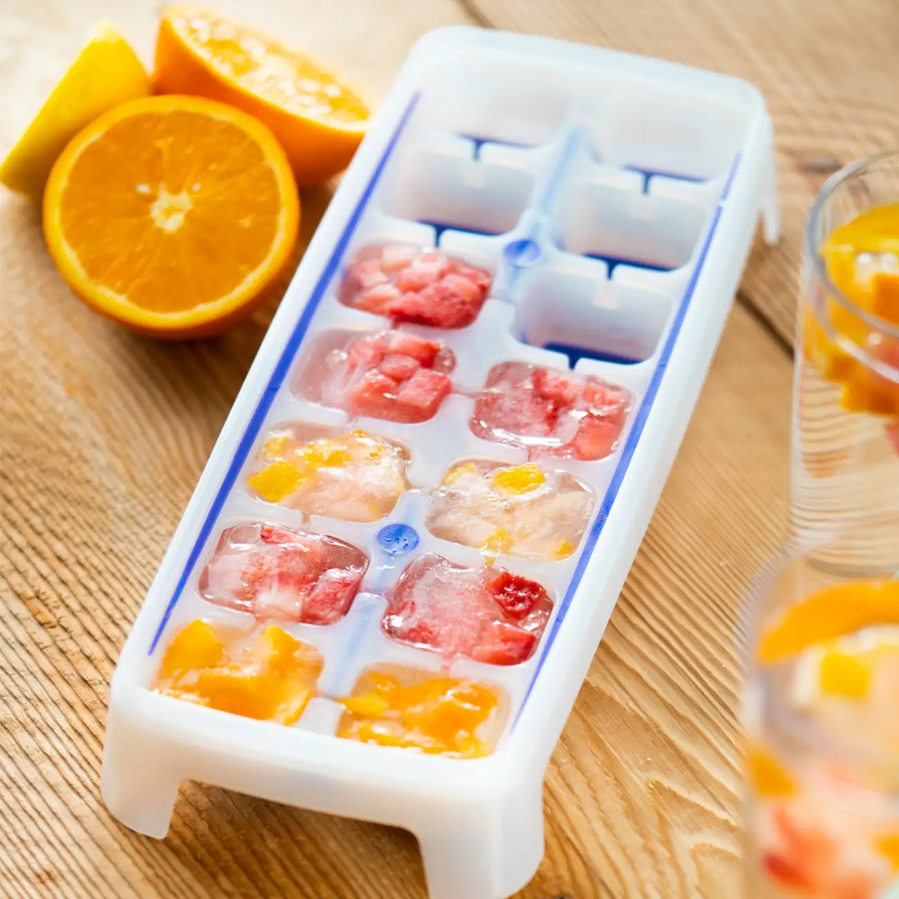 Eis-Kristall Eiswürfler Eiswürfelbehälter von der Marke Tupperware / in der Farbe Flieder - Transparent / für große Eiswürfel / 14 Eiswürfel gleichzeitig / mehrere Eiswürfler sind stabil aufeinander Stapelbar / komfortabel zum Füllen / Hier direkt online kaufen