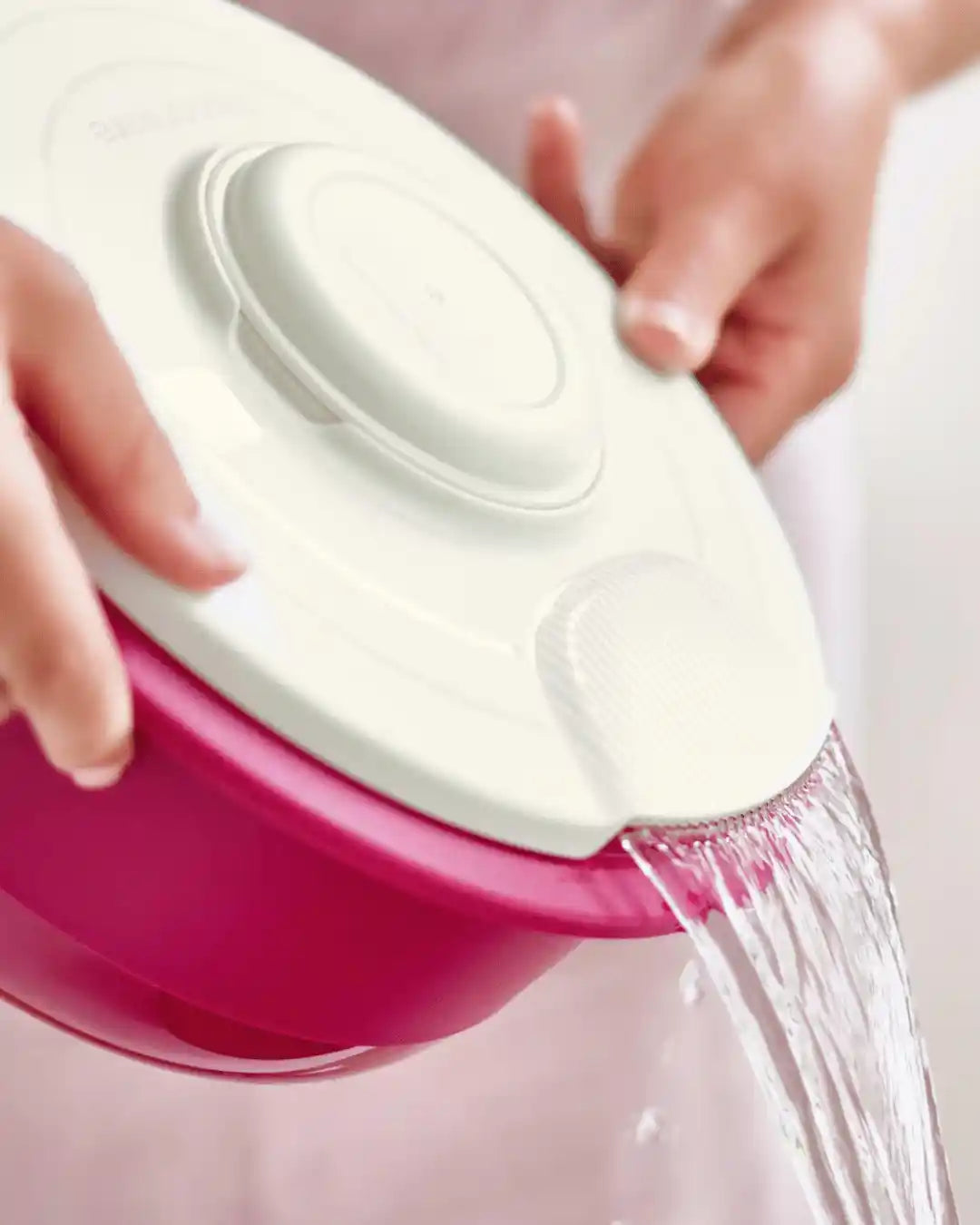 Rührschüssel Pro von der Marke Tupperware / in der Farbe Beere / mit Spritzschutzdeckel / Hier direkt online Kaufen