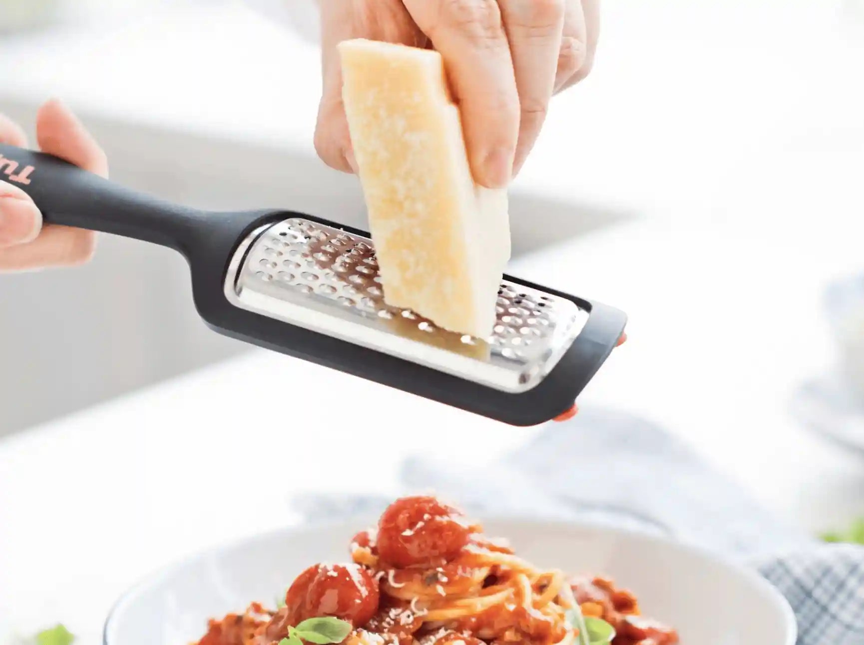 Griffbereit Küchenreibe von der Marke Tupperware / mit ergonomischen Griff / Hier direkt online kaufen