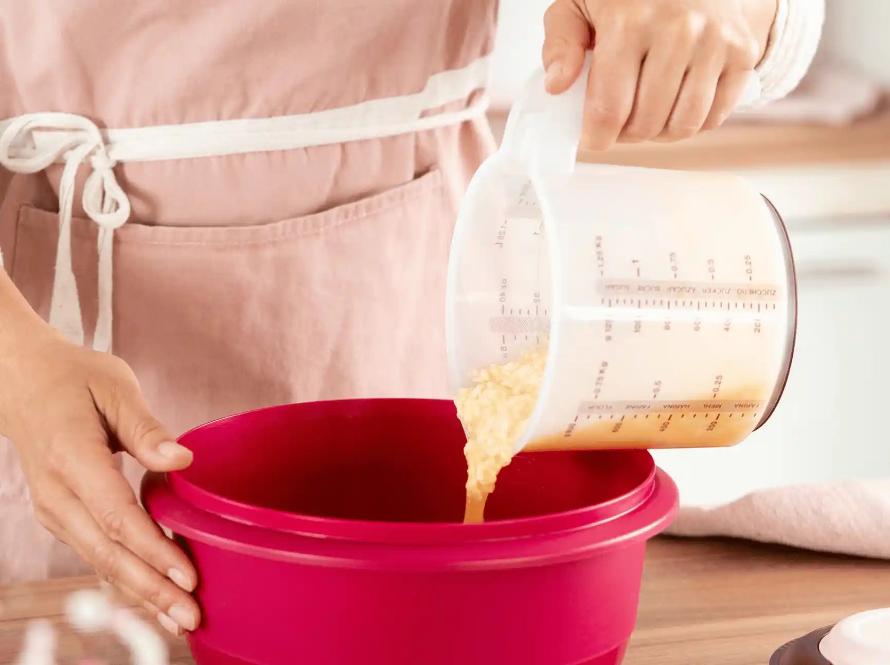 Rührschüssel Pro 1L von der Marke Tupperware / mit Praktischen Deckel / mit Kratzfestem Boden / mit integrierter Messskala / Luft und Wasserdicht schießender Deckel / ineinander Stapelbar / Hier direkt online kaufen