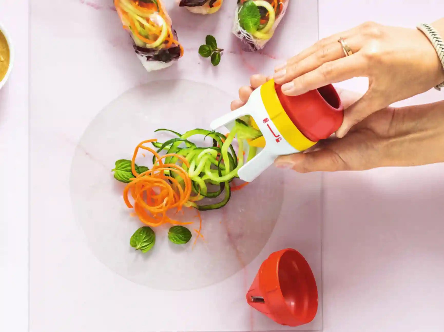 Zoodelino Tagiatelle Einsatz von der Marke Tupperware / Gemüse Schneider Aufsatz / Einsatz für Breite Gemüse Nudeln / Hier direkt online kaufen