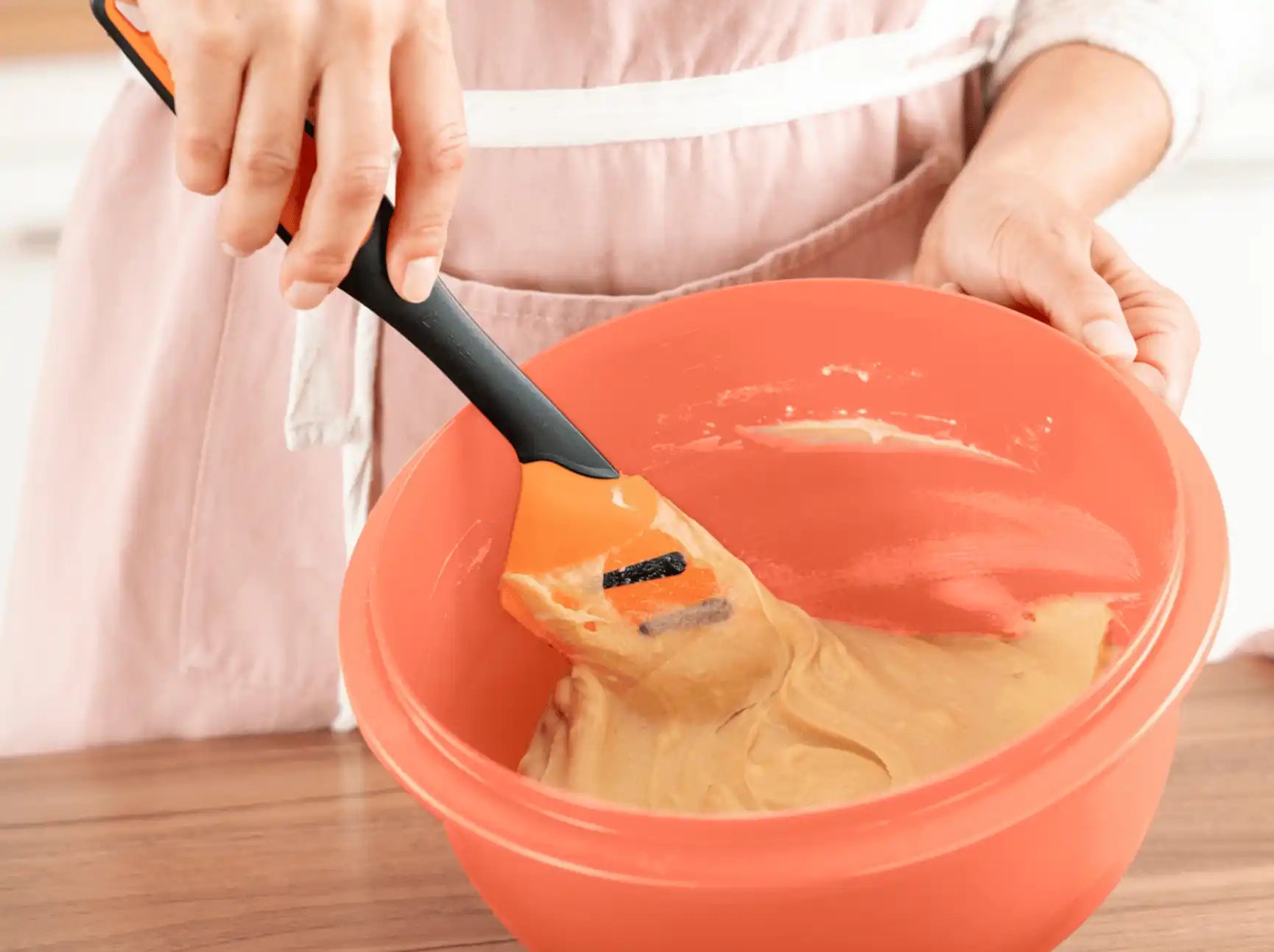 Rührschüssel Pro von der Marke Tupperware / mit Praktischen Deckel / mit Kratzfestem Boden / mit integrierter Messskala / Luft und Wasserdicht schießender Deckel / ineinander Stapelbar / Hier direkt online kaufen