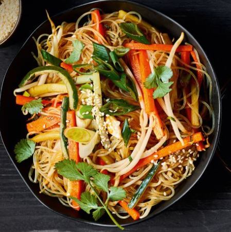 Asiatischer Glasnudel-Salat mit grünem Tee