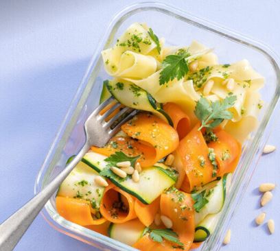 Bunte Gemüsenudeln mit Petersilienpesto