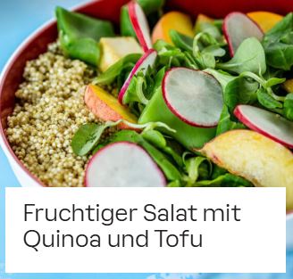 Fruchtiger Salat mit Quinoa und Tofu