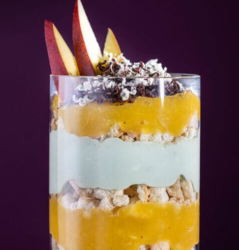 Fruchtiges Dessert mit Mango und Matcha