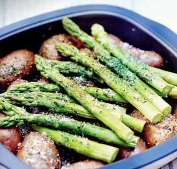 Gegrillter Spargel auf Kartoffeln