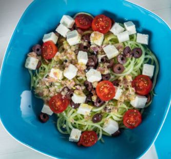 Gurkensalat mit Feta und Oliven