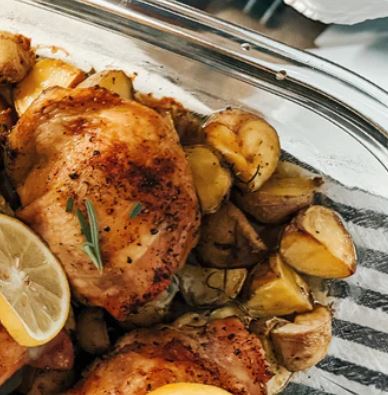 Hähnchenschenkel mit kleinen Kartoffeln