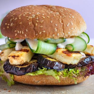 Halloumi-Burger mit Grillgemüse