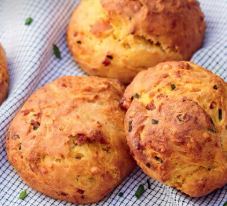 Herzhafte Brötchen mit Speck und Käse