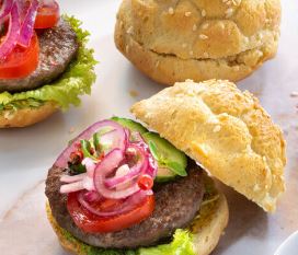 Kleine Fußball-Burger mit selbstgemachten Buns