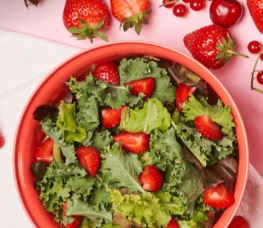 Knackiger Salat mit Erdbeer-Vinaigrette