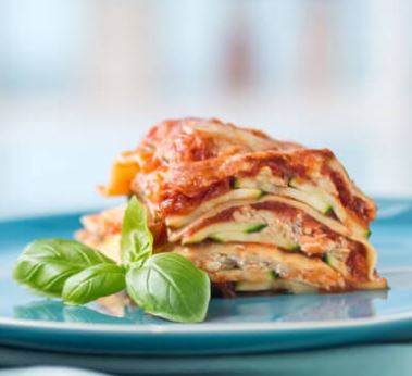 Lasagne mit Zucchini, Hühnerfleisch und Basilikum