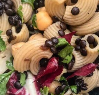 Nudelsalat mit Hülsenfrüchten und Radicchio