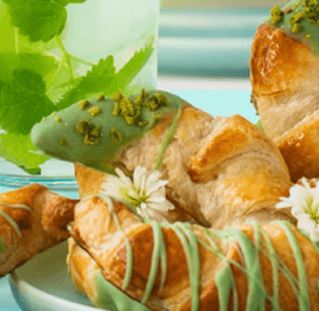 Orangen-Croissants mit Matcha