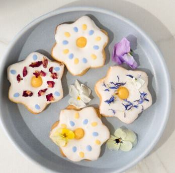 Osterkekse mit essbaren Blüten