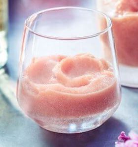 Pfirsich-Sorbet im Weinbad