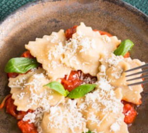 Ravioli gefüllt mit Parmaschinken und Ricotta mit Tomatensauce