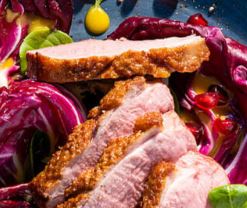 Saftiges Entenbrustfilet mit Salat und Orangendressing