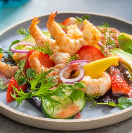 Salat mit Garnelen und Erdbeeren