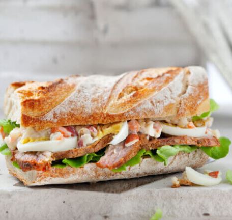 Sandwich mit Hähnchen und Ei